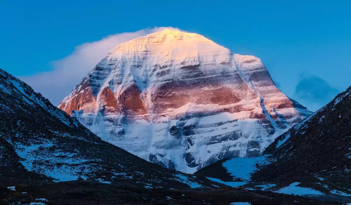 Mount Kailash: এখানে মেঘের ভেতরে দেখা যায় দেব-দেবীর প্রতিকৃতি! জানেন এই স্থানের মাহাত্ম?